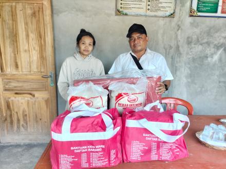 Penyerahan Bantuan Darurat kepada Warga  terdampak angin kencang oleh Dinas Sosial Kabupaten Bulelen